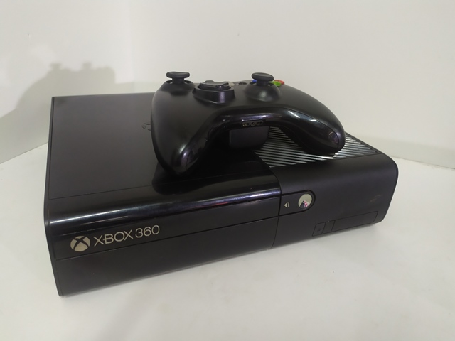 Xbox 360 E con 20 juegos cargados